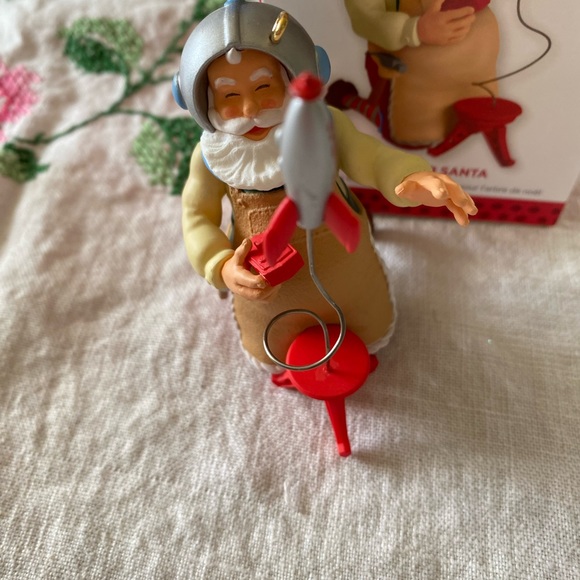 Hallmark’13 Toymaker Santa Series - Picture 5 of 12